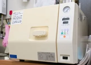 治療で使用する器具は滅菌器で清潔にしています。
