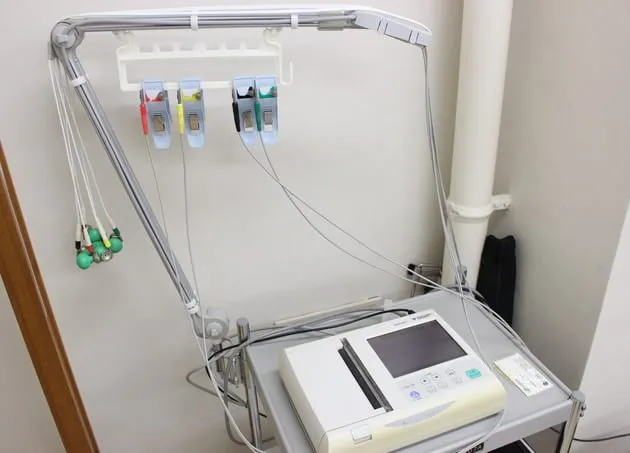 心電図計です、不整脈や狭心症の検査を行います。