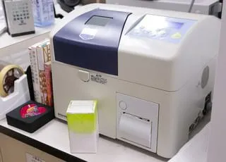 測定チップを使った微量血液検査システムです。